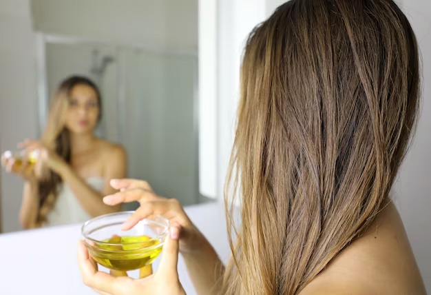 زدن روغن زیتون به صورت برای جوان سازی پوست